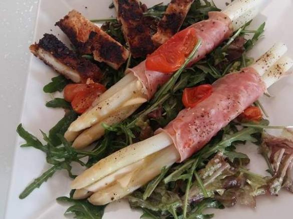 Spargel im Schinkenmantel auf Salat