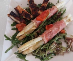 Spargel im Schinkenmantel auf Salat