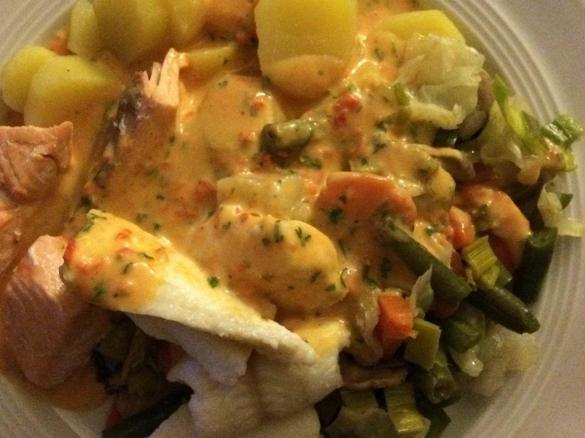 Gemüse-Fisch-Platte mit Kartoffeln und Paprikasauce
