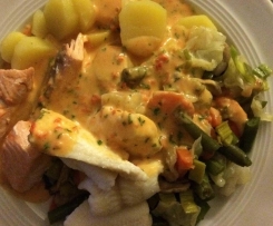 Gemüse-Fisch-Platte mit Kartoffeln und Paprikasauce