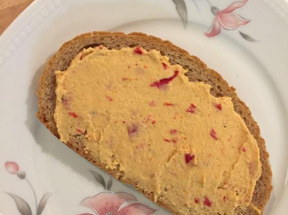 veganer Erdnuss-Peperoni-Brotaufstrich