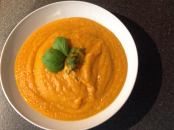 Variation Kürbissuppe Hokkaido mit Muskatnuss