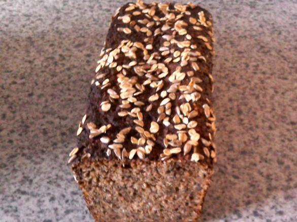 Vollkornbrot mit Saaten, Schwarzbrot