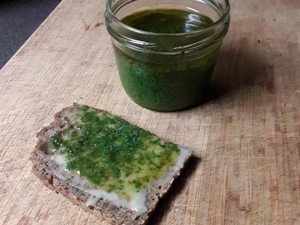 Minz-Pesto als Brotaufstrich für's Honigbrot