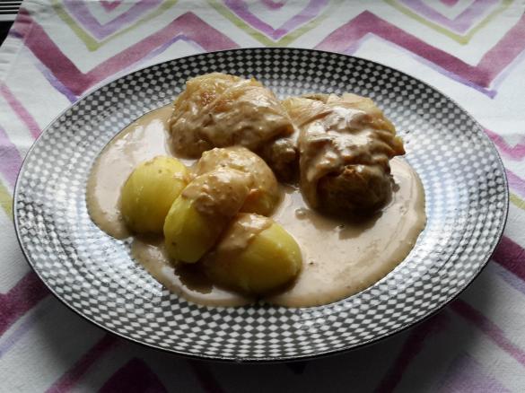 Wirsingrolladen mit mit Hähnchenbrust Füllung