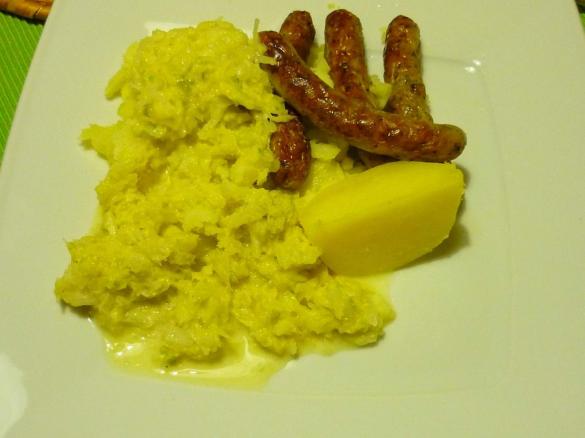 Bratwürstchen mit Wirsinggemüse und Käsesauce