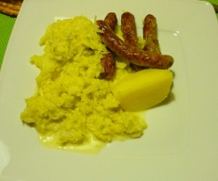 Bratwürstchen mit Wirsinggemüse und Käsesauce