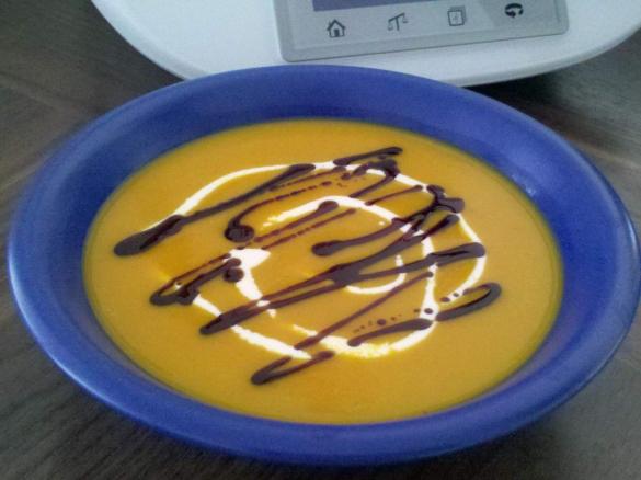 Kürbissuppe mit Kokosmilch, Ingwer und Chilli