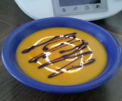 Kürbissuppe mit Kokosmilch, Ingwer und Chilli