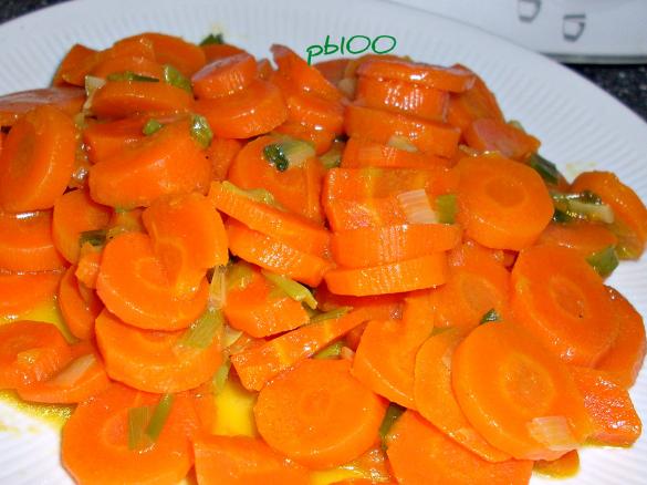 Variation von Karottengemüse mit Frühlingszwiebeln