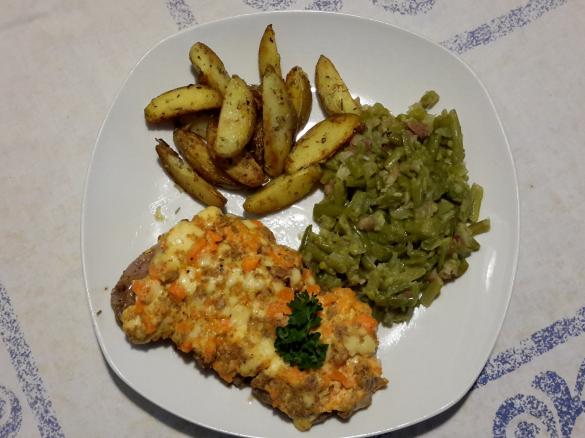 Rumpsteak mit Knusperktuste,Speckbohnen und Rosmarinkartoffeln