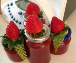 Erdbeer-Allrounder/Softaufstrich  mit karamellisierten Mandeln- Topping für Torten/Desserts