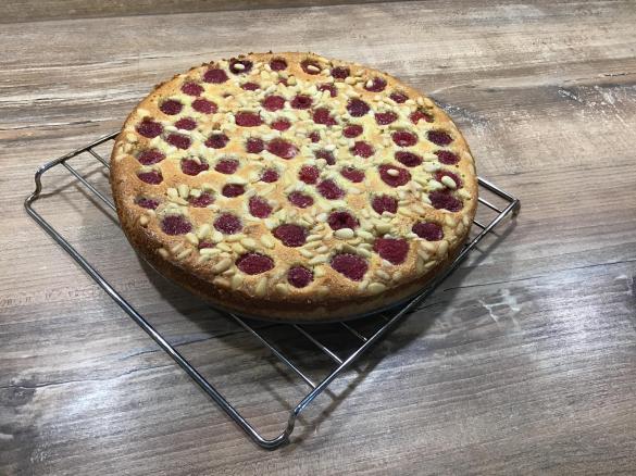 Himbeer-Tarte mit Pinienkernen ohne Zucker im Teig