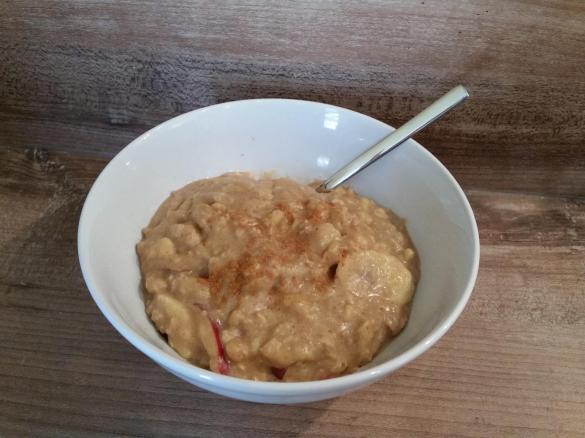 Porridge WW / Haferbrei mit Apfel, Banane und Zimt