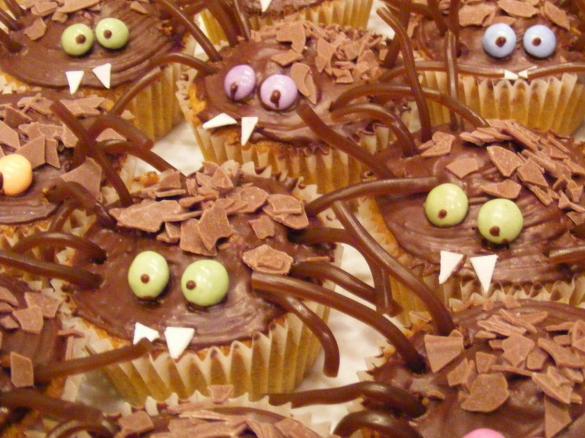 Halloween Spinnencupcakes (Karottenkuchen ohne Nüsse)