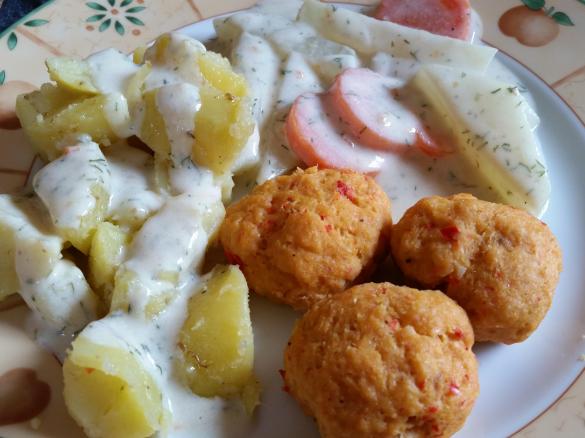 Fischbällchen mit Kartoffeln, Gemüse und Sauce (All in one)