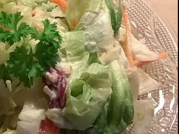 Sommerlicher gemischter Salat mit Feta-Vinaigrette