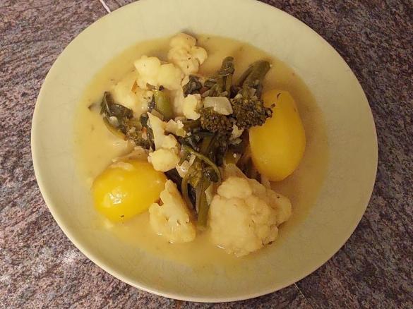 LOW CARB - Blumenkohl- Brokkoli  in Currysauce