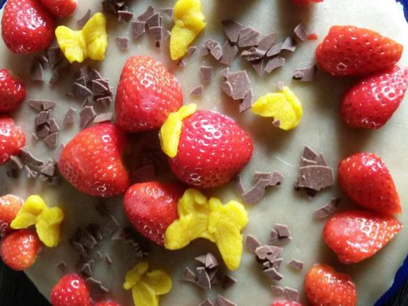 Bisquittorte mit Fruchtquark und Marzipandecke, Marzipantorte