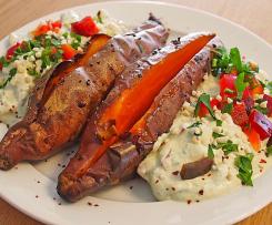 Gebackene Süßkartoffel mit Avocado-Paprika-Creme