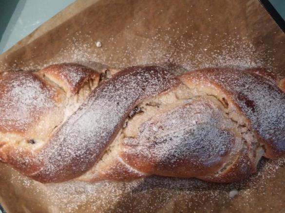Hefezopf mit Nuss, Rosinen und Pudding