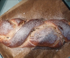 Hefezopf mit Nuss, Rosinen und Pudding