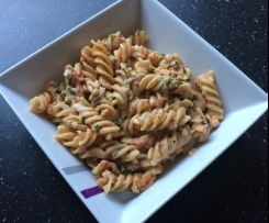 Nudeln mit Zucchini-Parmesan-Sauce