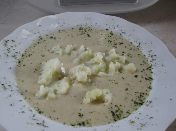 Cremige Blumenkohlsuppe mit Einlage