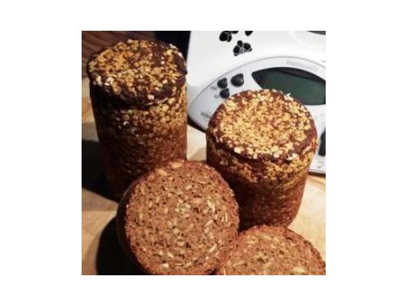 Variation von Schwarzbrot im Weckglas