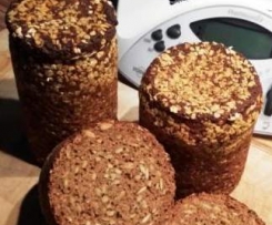 Variation von Schwarzbrot im Weckglas