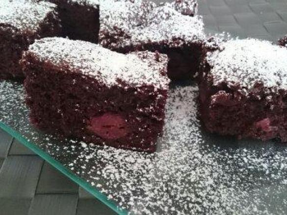 Veganer Schokokuchen mit Kirschen