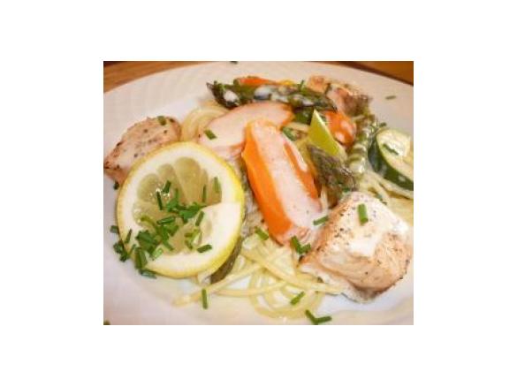 Frühlings-Spagettini mit Lachs und Zitronenschaum