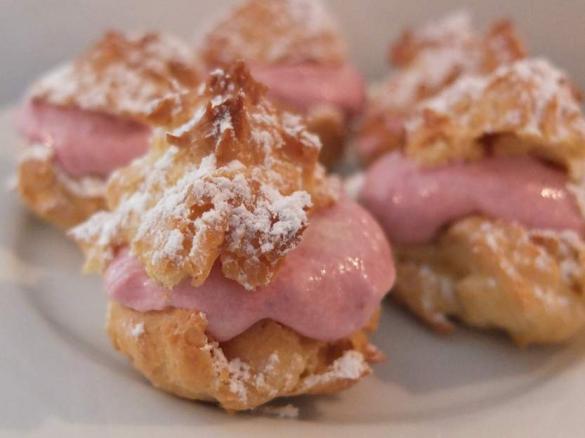 Windbeutel mit Erdbeer-Sahne-Füllung