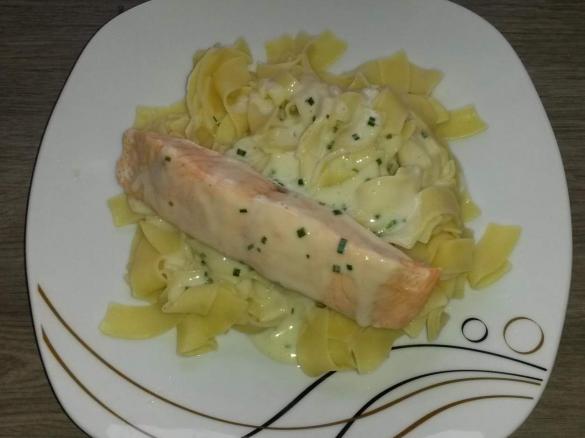 Lachsfilet mit Bandnudeln