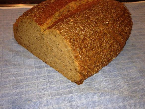 Freigeschobenes Leinsamen-Roggenkrustenbrot