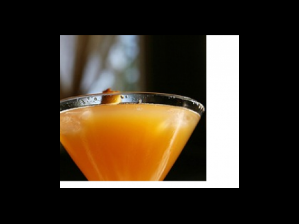 Sekt-Cocktail mit Pfirsich