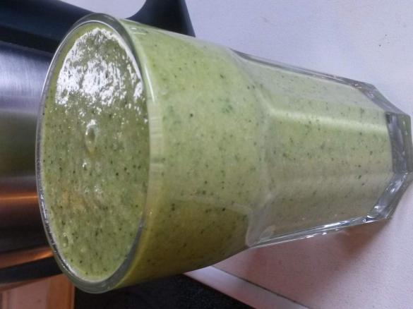 Smoothie Brokkoli, Orange, Mandeln vegan