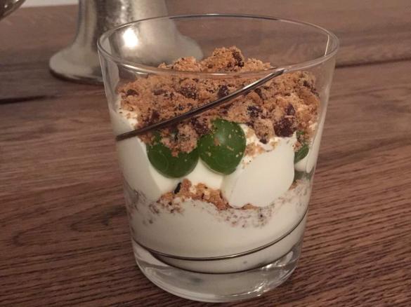 Trauben-Cookie-Creme-Dessert