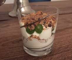 Trauben-Cookie-Creme-Dessert