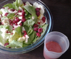 knackiger Blattsalat mit fruchtigem Himbeerdressing