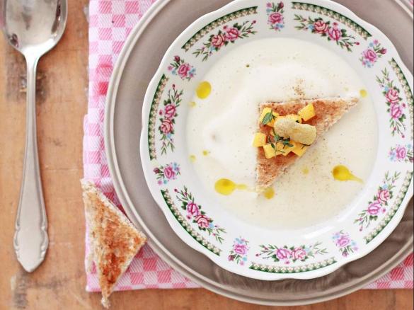 Spargelcremesuppe mit Thymian-Mango-Gremolata