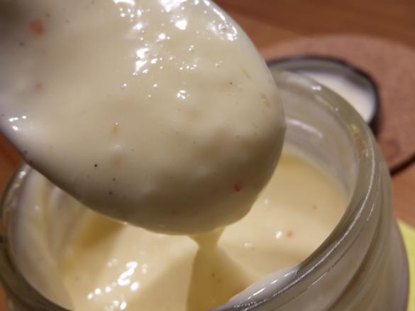 Variation von Aioli - original weiße spanische Aioli ohne Ei