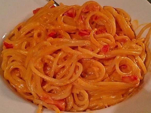 Pasta in cremiger Paprika - Sauce 