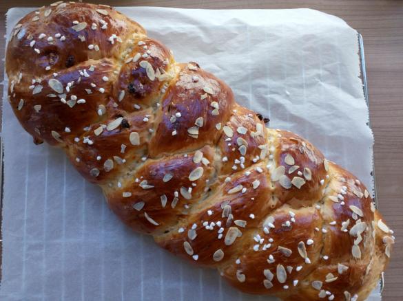 Hefezopf mit Rosinen