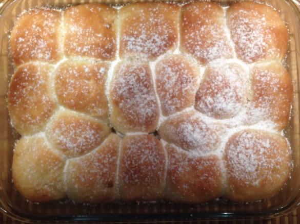 Buchteln/ Rohrnudeln mit Marzipan-Rosinen Füllung