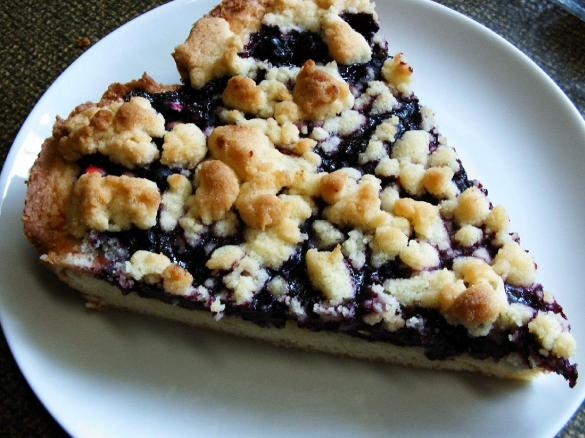 Schwarze Johannisbeertorte mit Streusseln