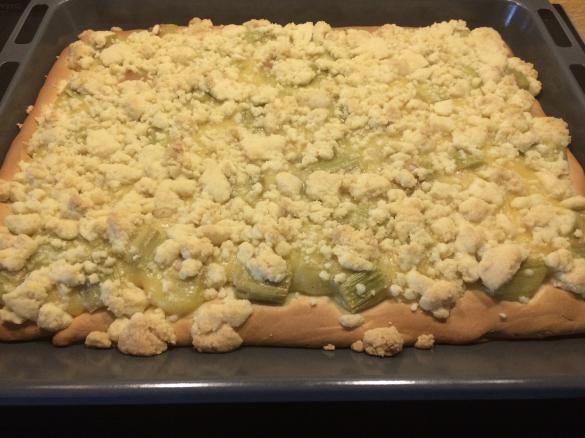 Rhabarberkuchen aus Hefeteig mit Puddingfüllung und Streuseln