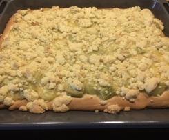 Rhabarberkuchen aus Hefeteig mit Puddingfüllung und Streuseln
