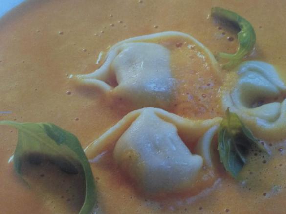 Karotten(Möhren)-suppe mit Tortellini