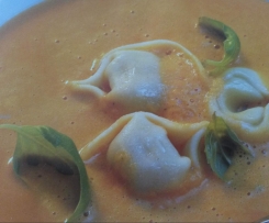 Karotten(Möhren)-suppe mit Tortellini